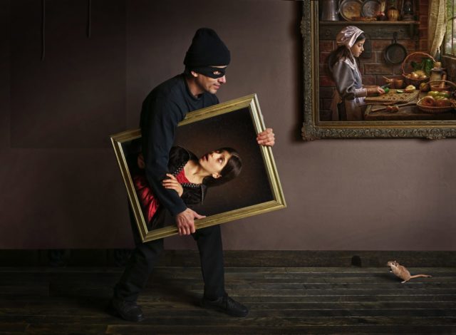 burgular stealing a painting